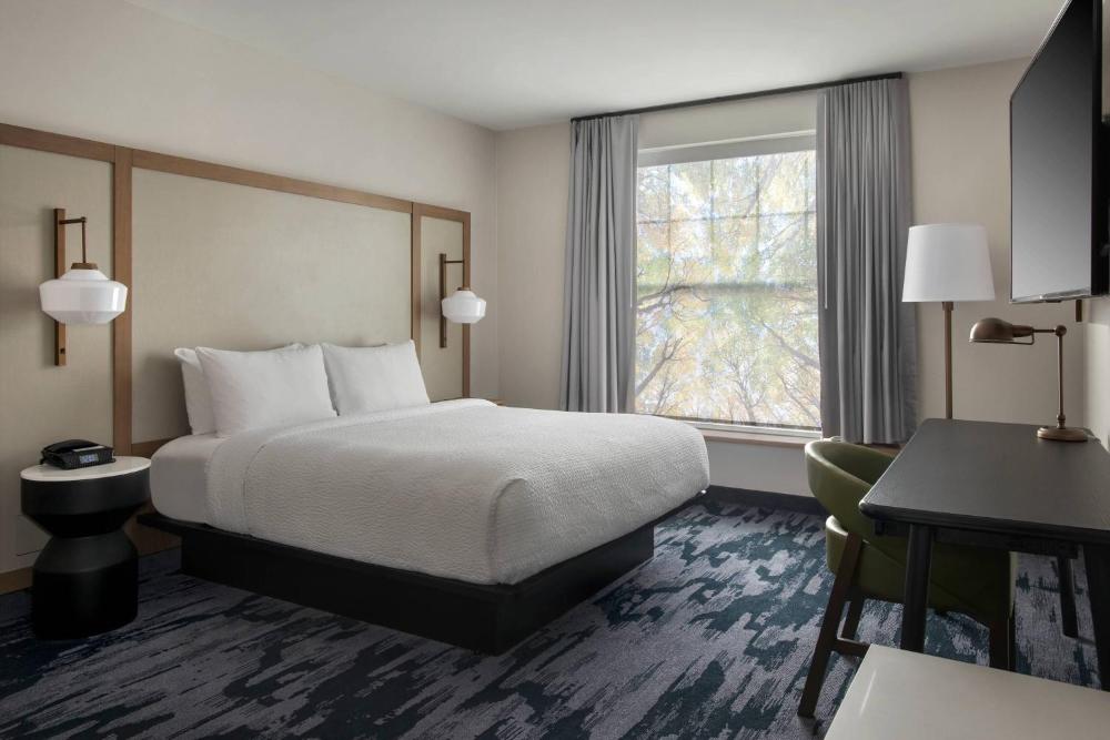 Guest room, 1 King, Courtyard view interior